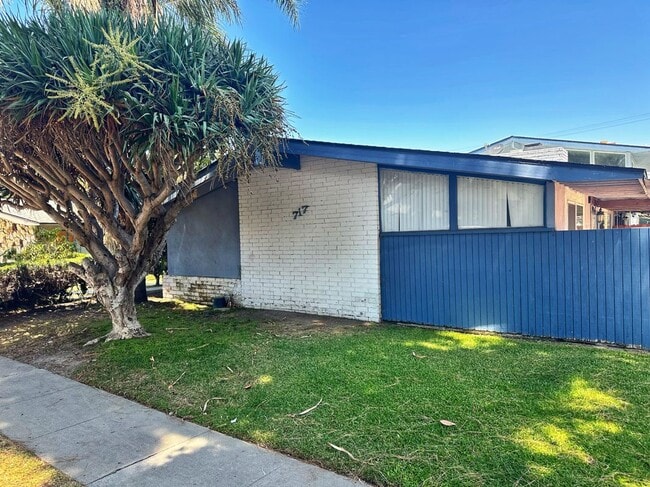 Building Photo - 717 W Provential Dr
