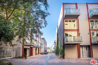 Building Photo - 3450 Cahuenga Blvd