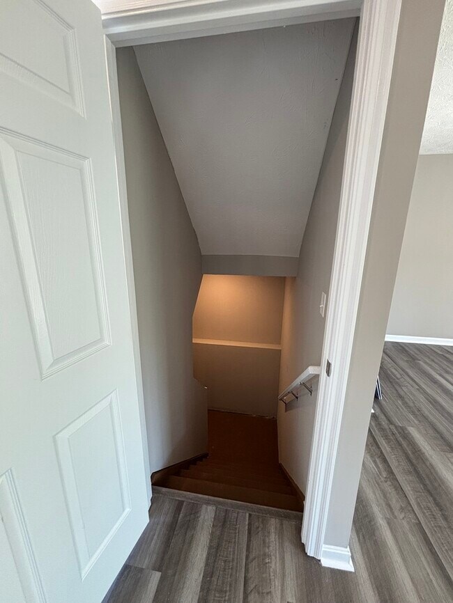 Building Photo - 2202 Pine Valley Dr