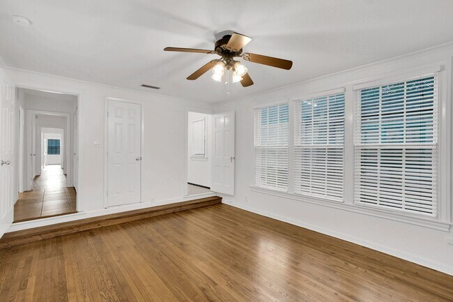 Building Photo - Bluebonnet Circle Charmer