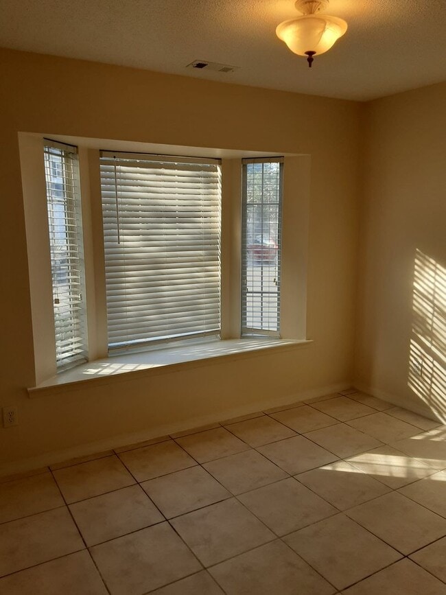 Building Photo - *$250 off first months rent for qualified ...