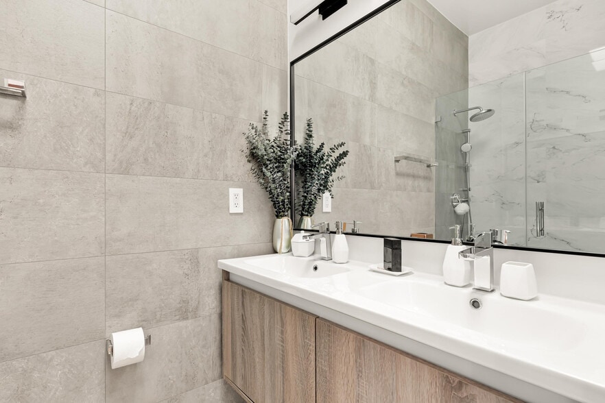 Building Photo - 2478 1/2 Ontario Rd NW