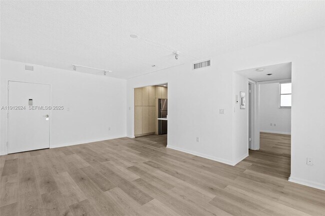 Building Photo - 6900 Bay Dr