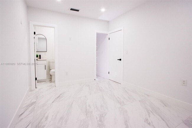 Building Photo - 320 NE 172nd St