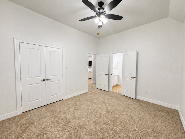 Building Photo - 3301 Elm Creek Dr