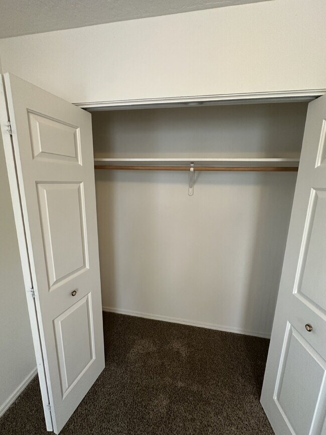Building Photo - "Charming 2-Bed Retreat with Spacious 1000 sqft Layout in Nampa's Heart!"
