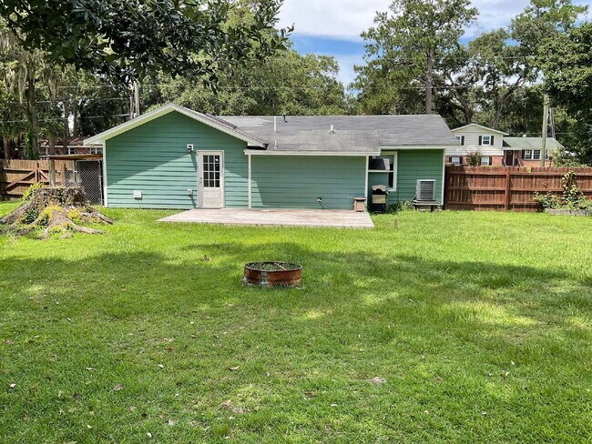 Building Photo - "Charming 3-Bedroom Haven with 2 Full Bath...