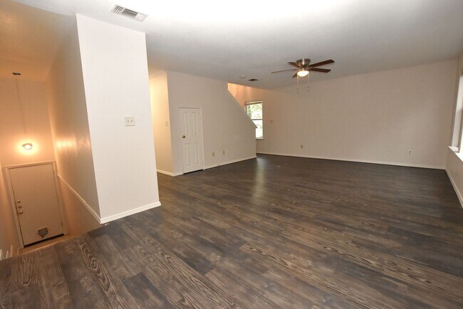 Building Photo - 921-923-923 Sagewood Trail