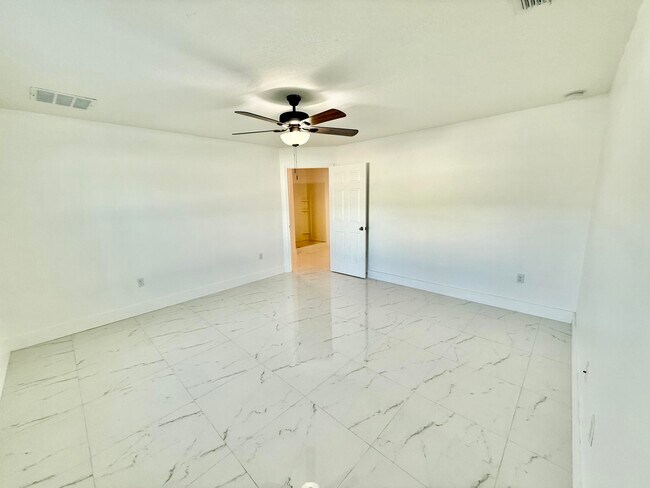 Building Photo - 205 SW Chelsea Terrace