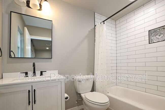 Building Photo - 14411 Periwinkle Dr
