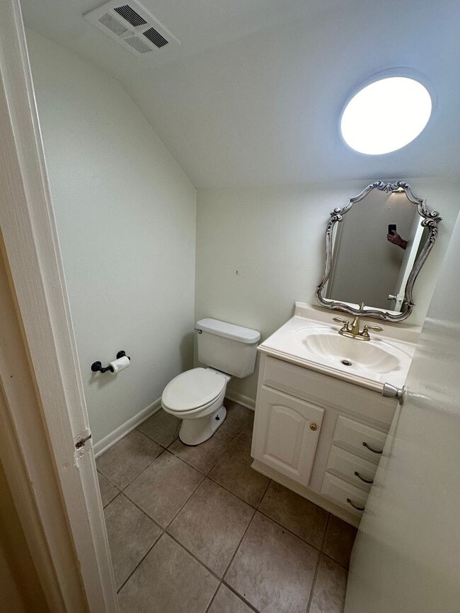 Building Photo - 2BD/1.5BA Townhouse located in East Memphis!