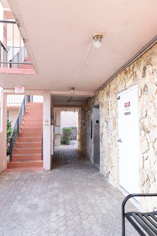 Building Photo - 2851 Somerset Dr