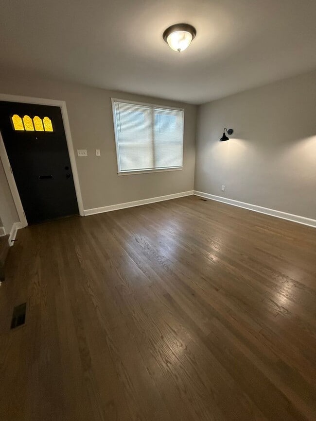 Building Photo - 935 E 41st St