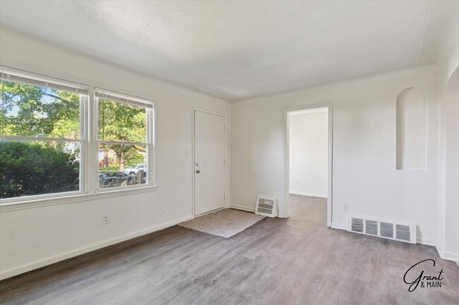 Building Photo - $1250 3 bedroom bungalow