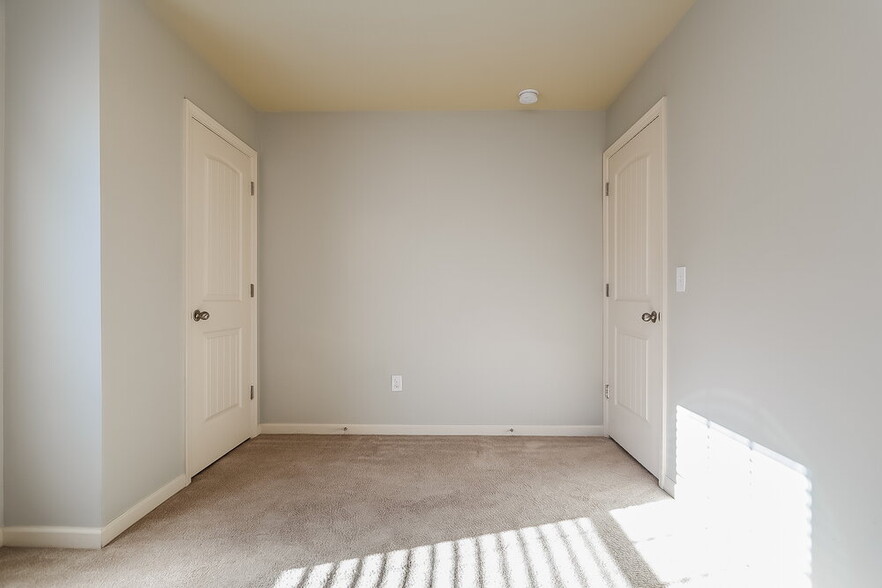 Building Photo - 494 Lobdale Falls Dr