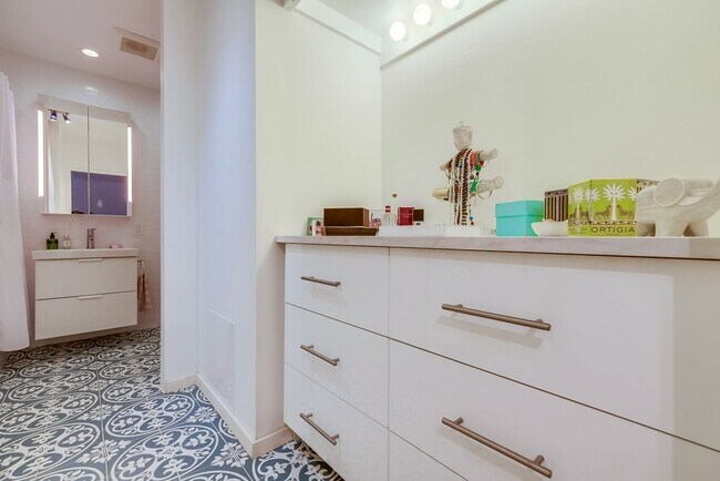 Building Photo - 999 N Doheny Dr