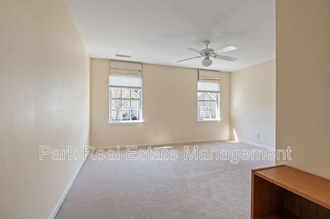 Building Photo - 285 Plaza Dr