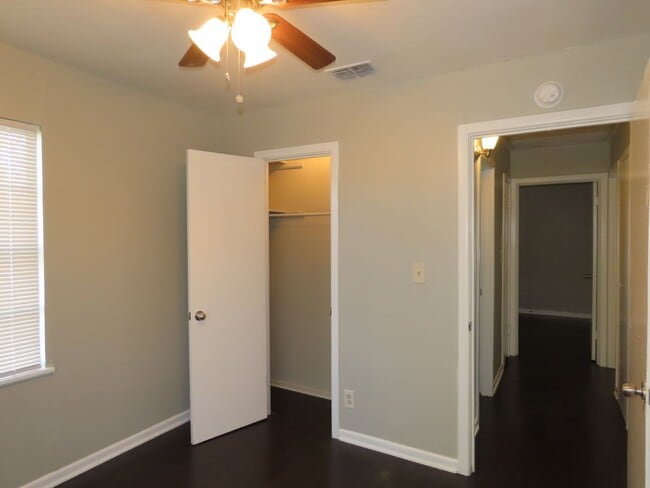 Building Photo - Three bedroom, One Bath Duplex Near Hospit...