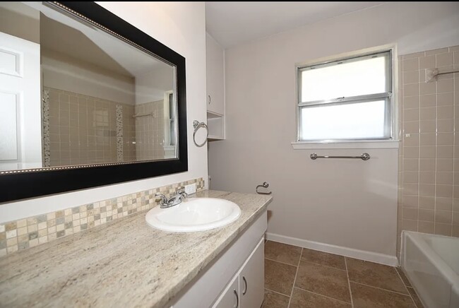 Building Photo - 10418 Rockland Dr