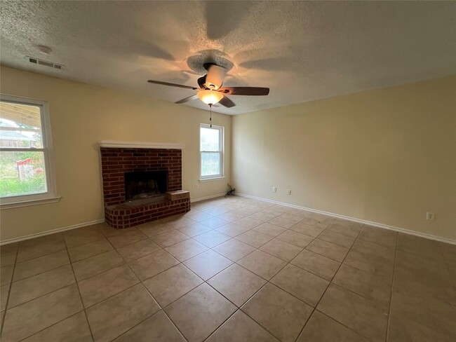 Building Photo - 1204 Hillside Dr