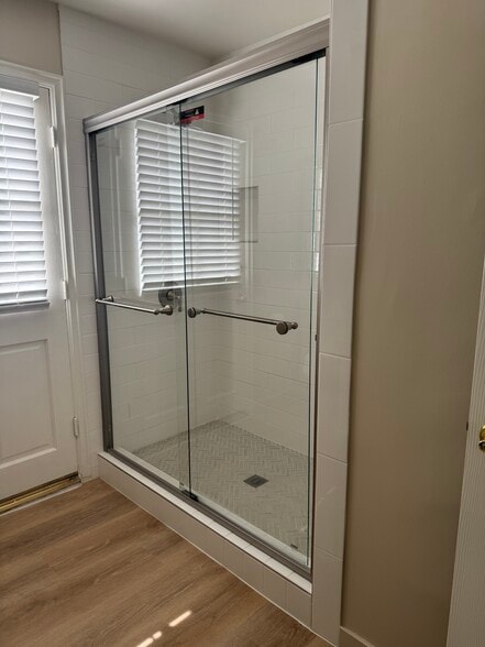 Master bedroom shower - 18850 Hatteras St