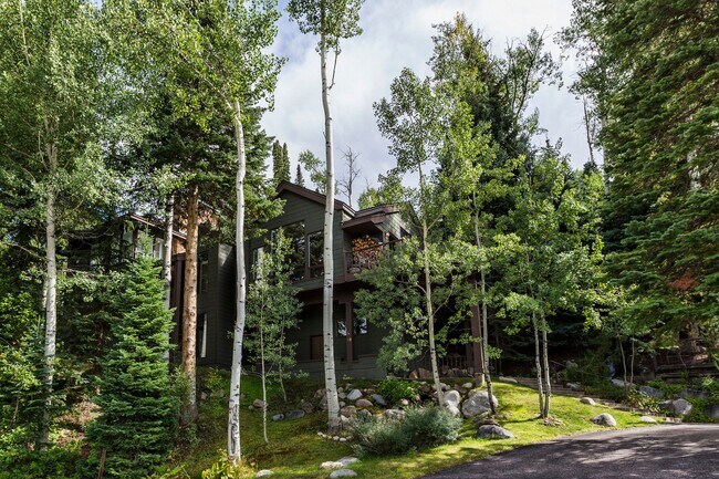 Building Photo - 18 Edgewood Ln