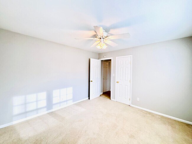 Building Photo - Spacious 5-bedroom home situated on a desirable corner lot!