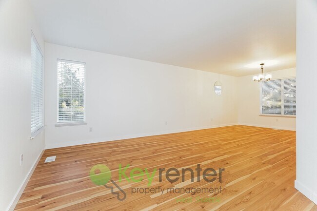 Building Photo - Kent Luxury Home with Double Primary Suite...
