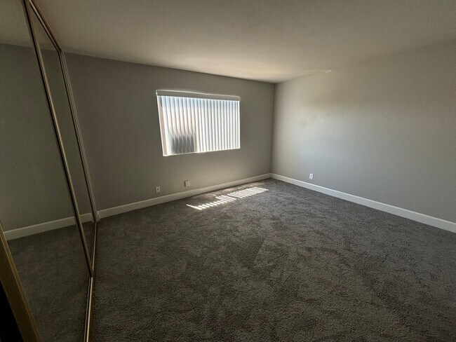 Building Photo - 2 Bedroom Condo for Rent in Canyon Country!
