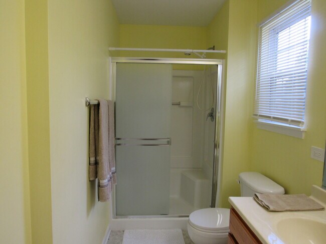 Building Photo - 1202 N Red Oak Cir