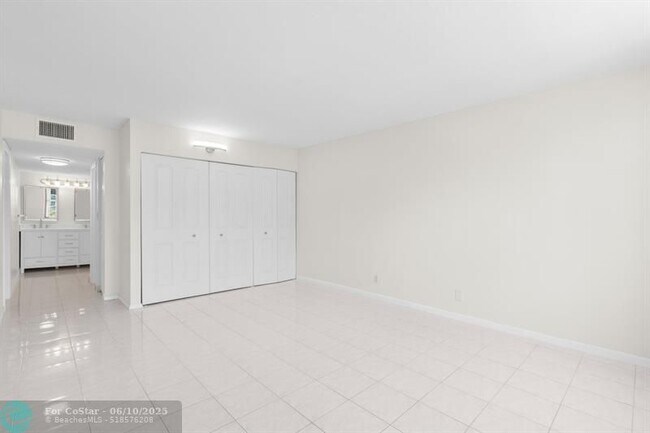 Building Photo - 1149 Hillsboro Mile