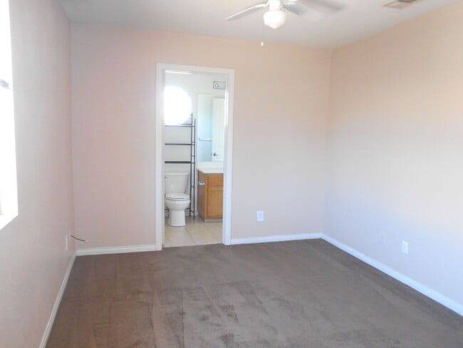 Building Photo - Spacious 4 bedroom Home Located in the Desirable Area of Henderson!