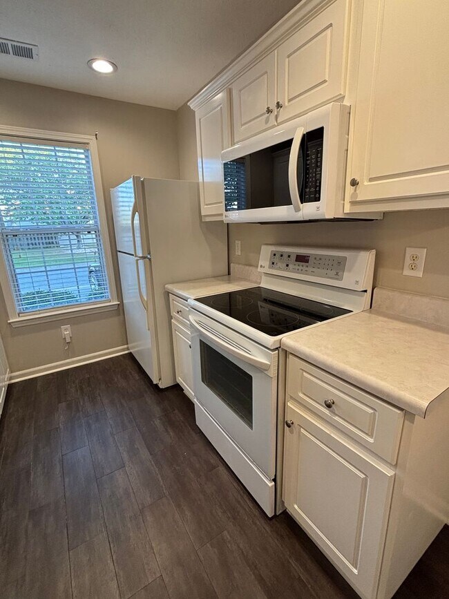 Building Photo - AVAILABLE NOW- LOW MAINTENANCE, MOVE-IN READY PATIO HOME IN NE COLUMBIA!!