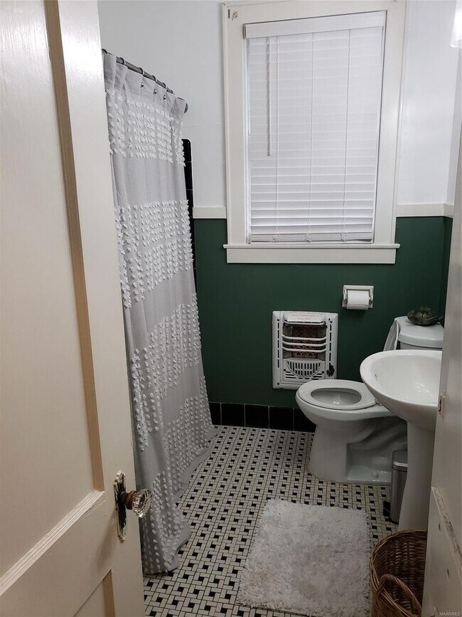 Building Photo - In the heart of Old Cloverdale!