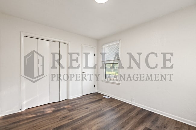 Building Photo - 301 N Spruce St