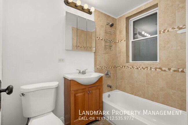 Building Photo - 4144 N Mozart-Unit 1W