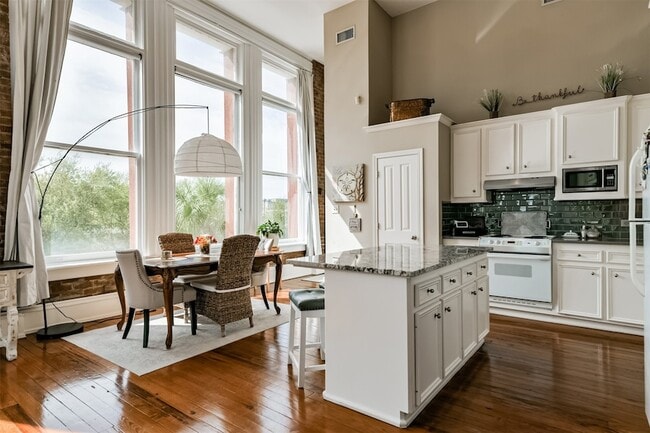 Building Photo - 525 22nd St