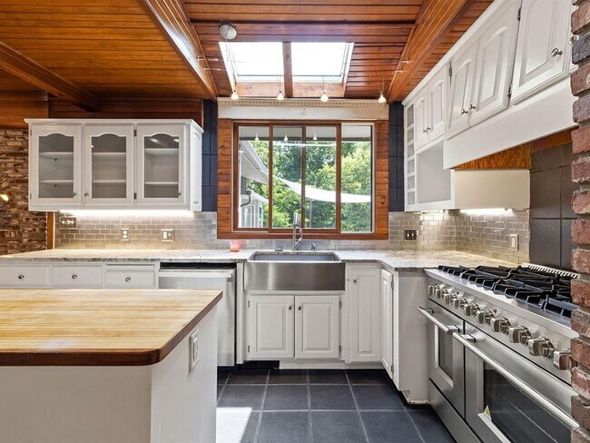 Building Photo - 1113 E Walnut St