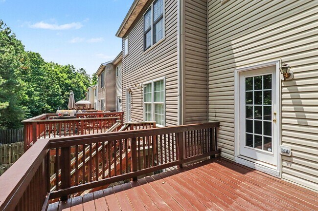 Building Photo - $2,295/Month | 3 Bed | 2.5 Bath | End-Unit Townhome in Belmont at Carmel Church | New HVAC | Wood...