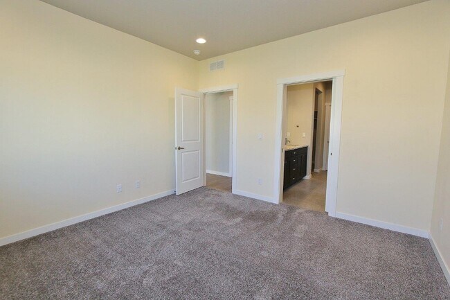 Building Photo - 2174 E Mendota Dr