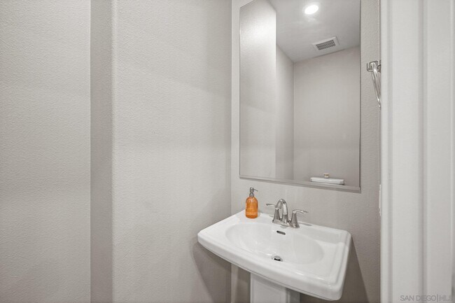 Building Photo - 1194 Delpy View Point