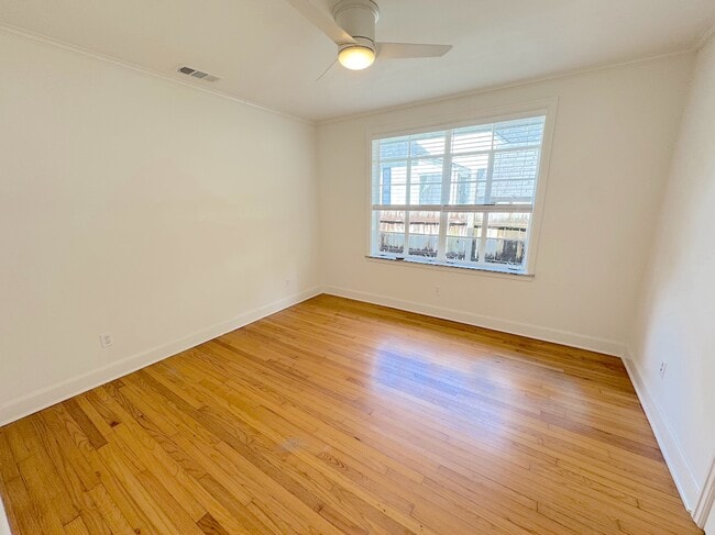 Building Photo - 610 E 56th St