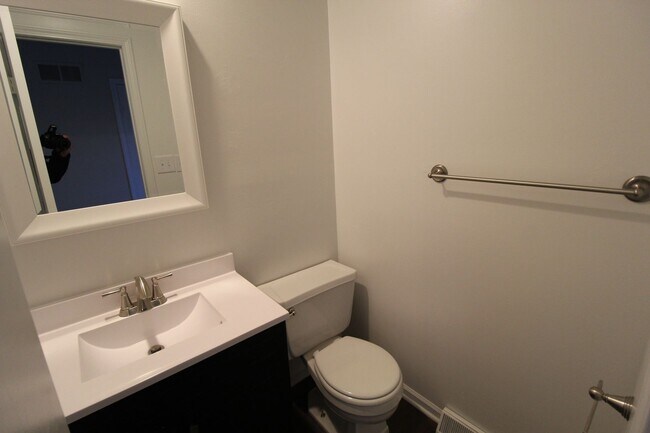 Building Photo - 117 S Saxony Dr