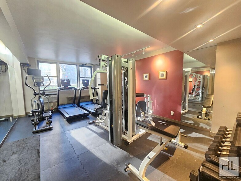 Building Photo - Spacious Studio Near the United Nations