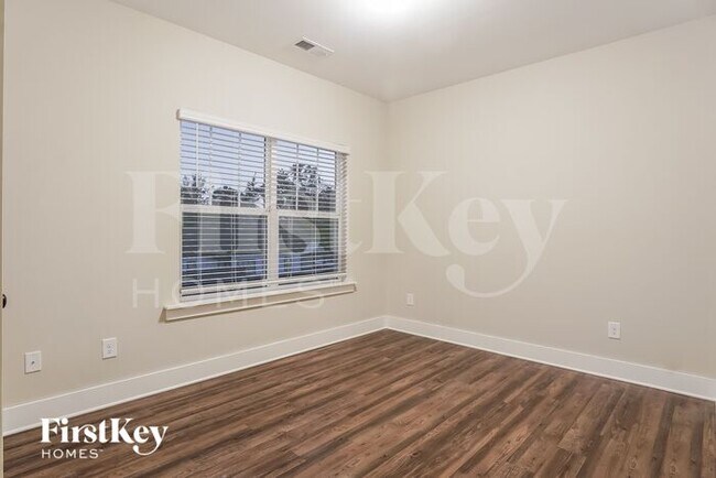 Building Photo - 2745 Village Pl