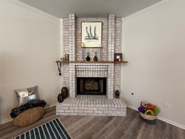 Building Photo - 2 Twin Feather Pl