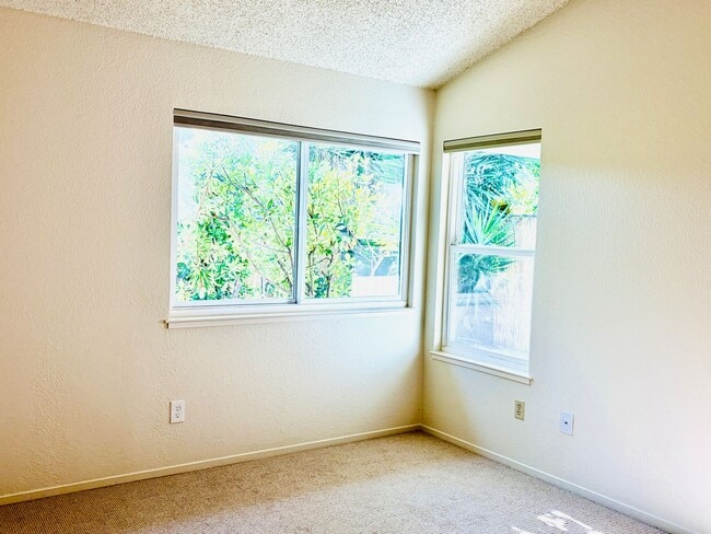 Building Photo - House like 2bed/1.5 Bath Condo with Spacious Corner Yard and 2 Car Garage