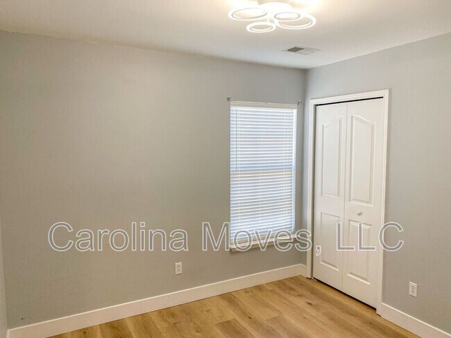Building Photo - 11 Derry Ln