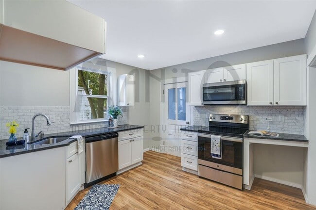 Building Photo - Charming home blocks from Kendall Yards