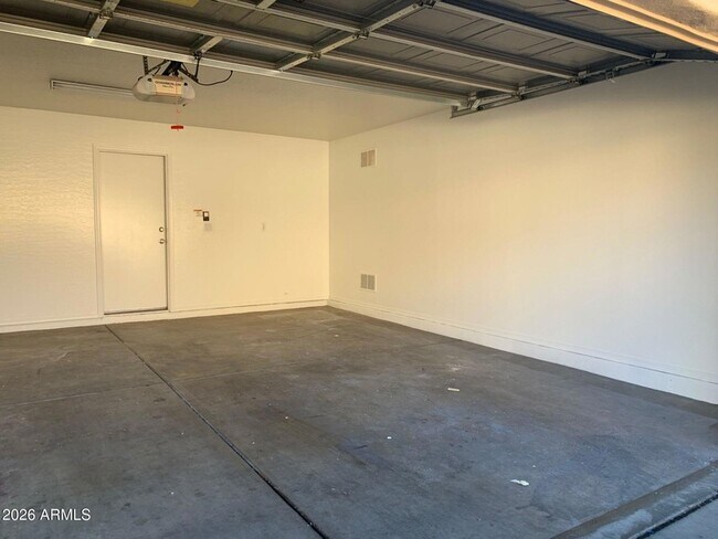 Building Photo - 5809 E Hampton Ave
